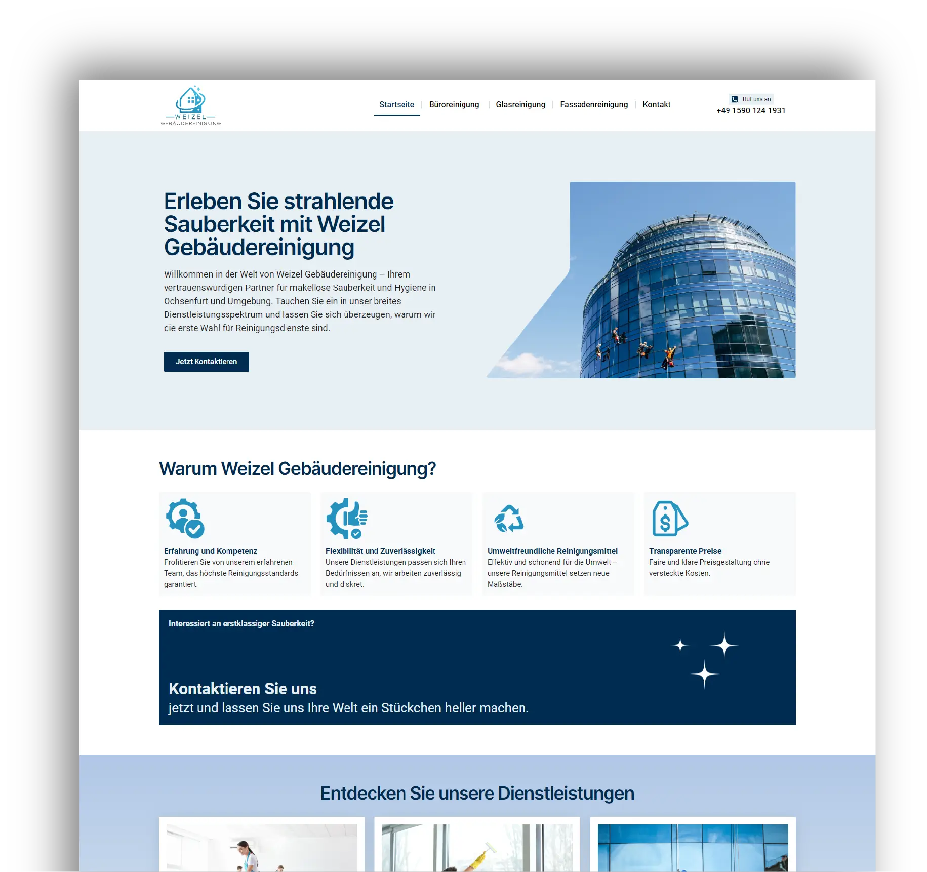 Ein Webdesign-Muster für die Website von Weizel Gebäudereinigung. Die Seite öffnet sich mit dem Slogan: "Erleben Sie strahlende Sauberkeit mit Weizel Gebäudereinigung". Rechts davon ist ein Foto eines modernen Glasgebäudes mit Reinigungskräften zu sehen. Ein blauer Button mit der Aufschrift "Jetzt kontaktieren" lädt zur Kontaktaufnahme ein. Weiter unten beschreibt die Website in vier Bereichen die Unternehmenswerte: Erfahrung und Kompetenz, Flexibilität und Zuverlässigkeit, Umweltfreundliche Reinigungsmittel und Transparente Preise.