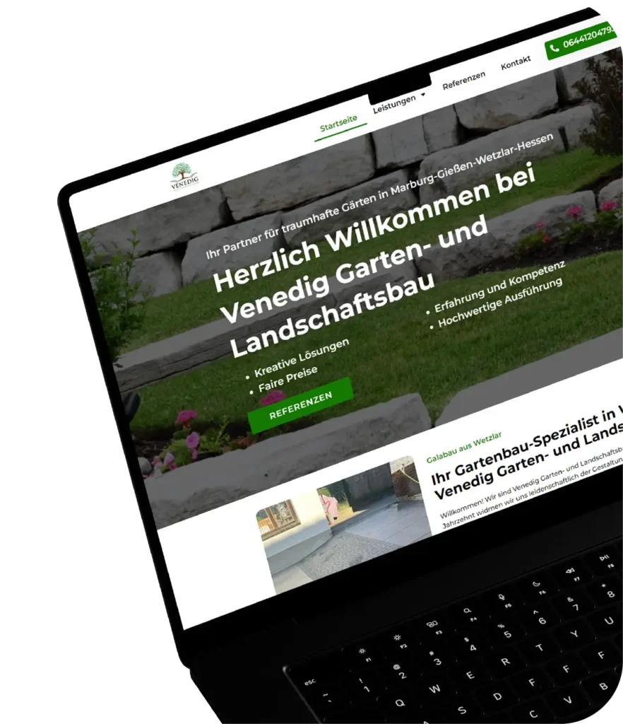 Ein leicht angewinkeltes Bild eines Laptops, auf dessen Bildschirm eine moderne Website für Garten- und Landschaftsbau präsentiert wird. Die Seite zeigt einen grünen Rasen und eine Trockenmauer im Hintergrund mit der Begrüßung „Herzlich Willkommen bei Venedig Garten- und Landschaftsbau“. Hauptmerkmale wie kreative Lösungen, faire Preise und hochwertige Ausführung sind hervorgehoben. Der Laptop symbolisiert den digitalen Zugang zu den Dienstleistungen des Unternehmens, wobei das Design die Benutzerfreundlichkeit und Professionalität der Webseite unterstreicht.