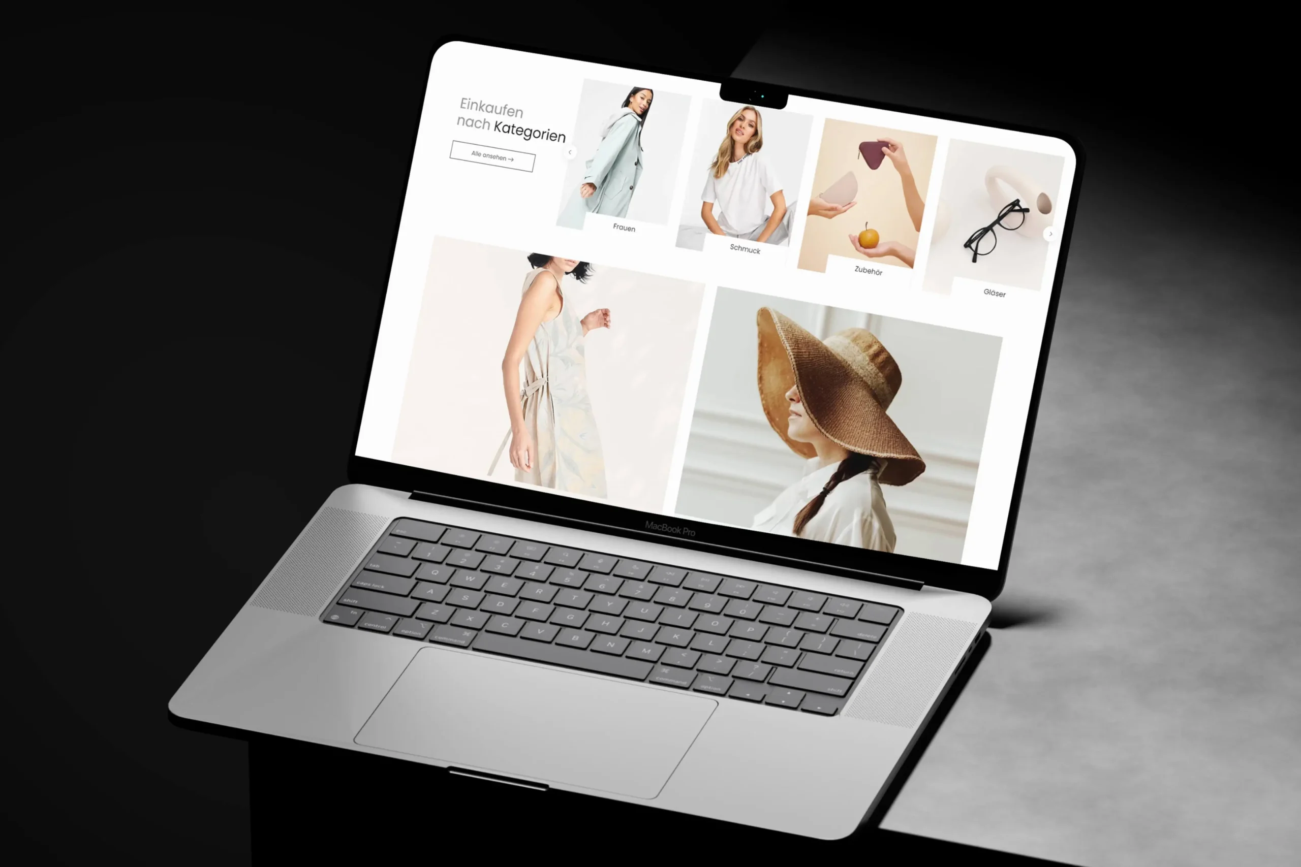 Mockup einer eleganten E-Commerce-Website, eingebettet im Bildschirm eines Laptops. Die Website zeigt übersichtlich kategorisierte Produkte wie Frauenmode, Schmuck und Accessoires in einem minimalistischen, modernen Design.