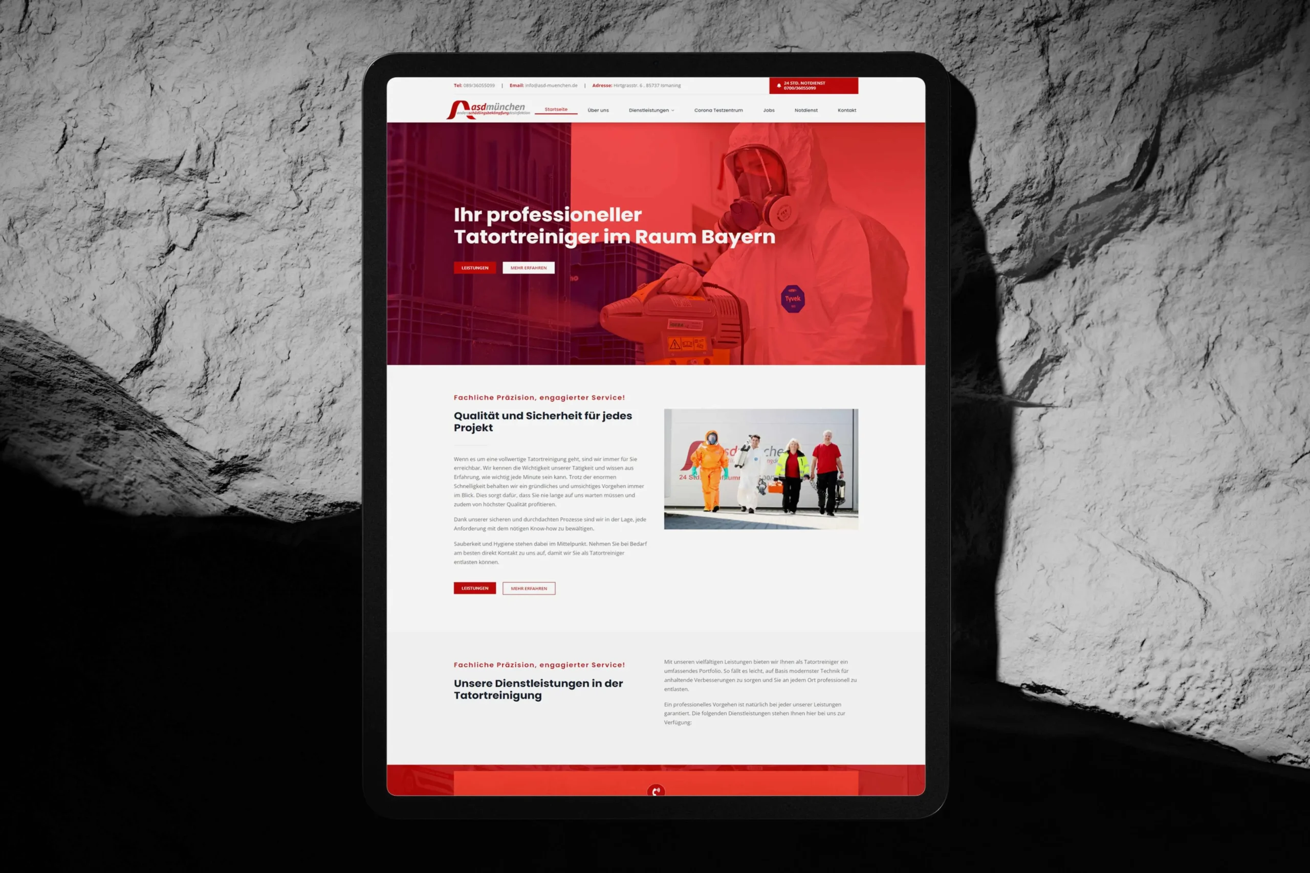 Ein Mockup einer Website im Display eines Tablets, das eine professionelle Tatortreinigungsfirma im Raum Bayern präsentiert. Das Design kombiniert kräftige Rottöne und klare, strukturierte Abschnitte, die Dienstleistungen und Sicherheitsmaßnahmen hervorheben. Die Website vermittelt Vertrauen und Kompetenz mit informativen Texten, Bildern von Fachpersonal in Schutzkleidung und Handlungsaufrufen wie „Leistungen“ und „Kontakt“. Perfekt für lokale Dienstleister optimiert.