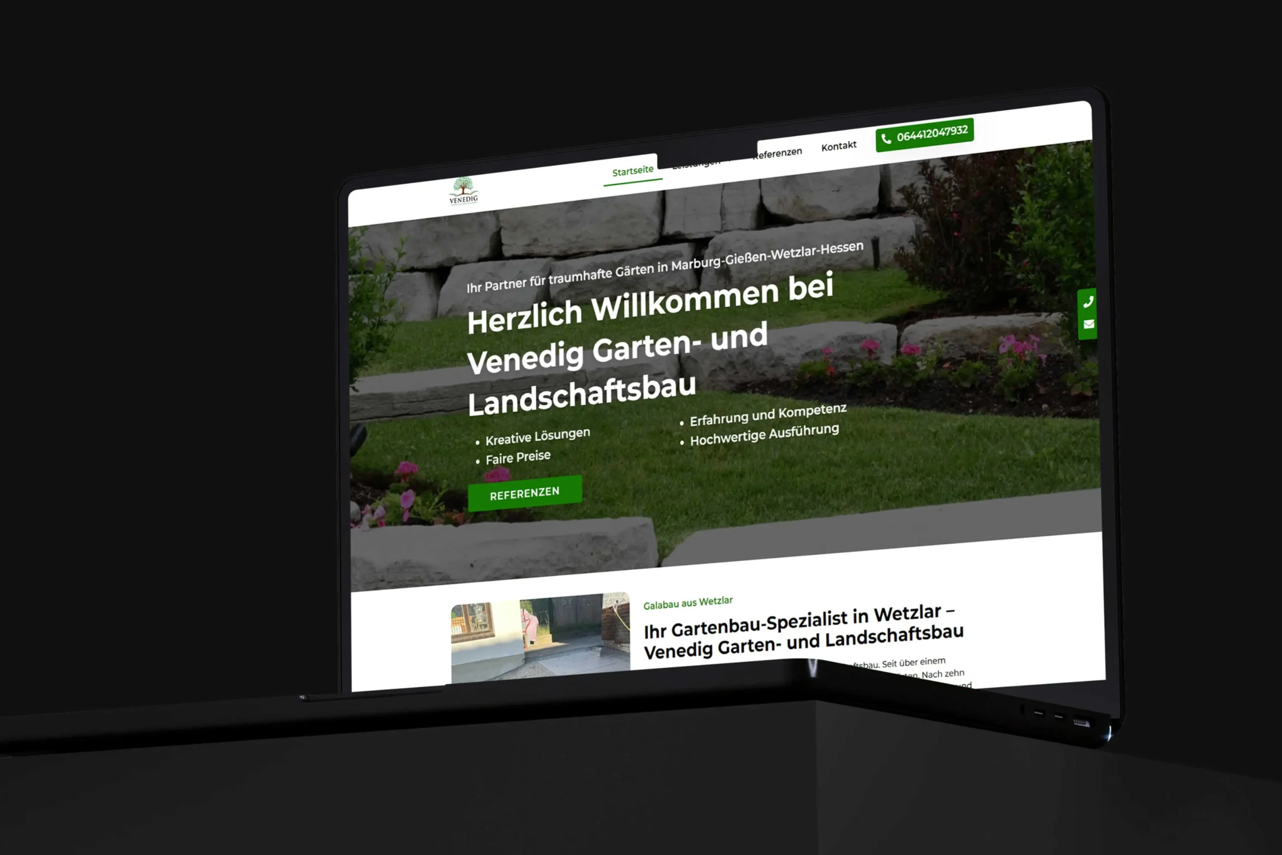 Mockup einer Landingpage für einen Tatortreinigungsdienst, stilvoll in Rot gehalten und eingebettet im Display eines Laptops. Die Seite betont Sicherheit und Fachkompetenz und richtet sich direkt an Kunden.